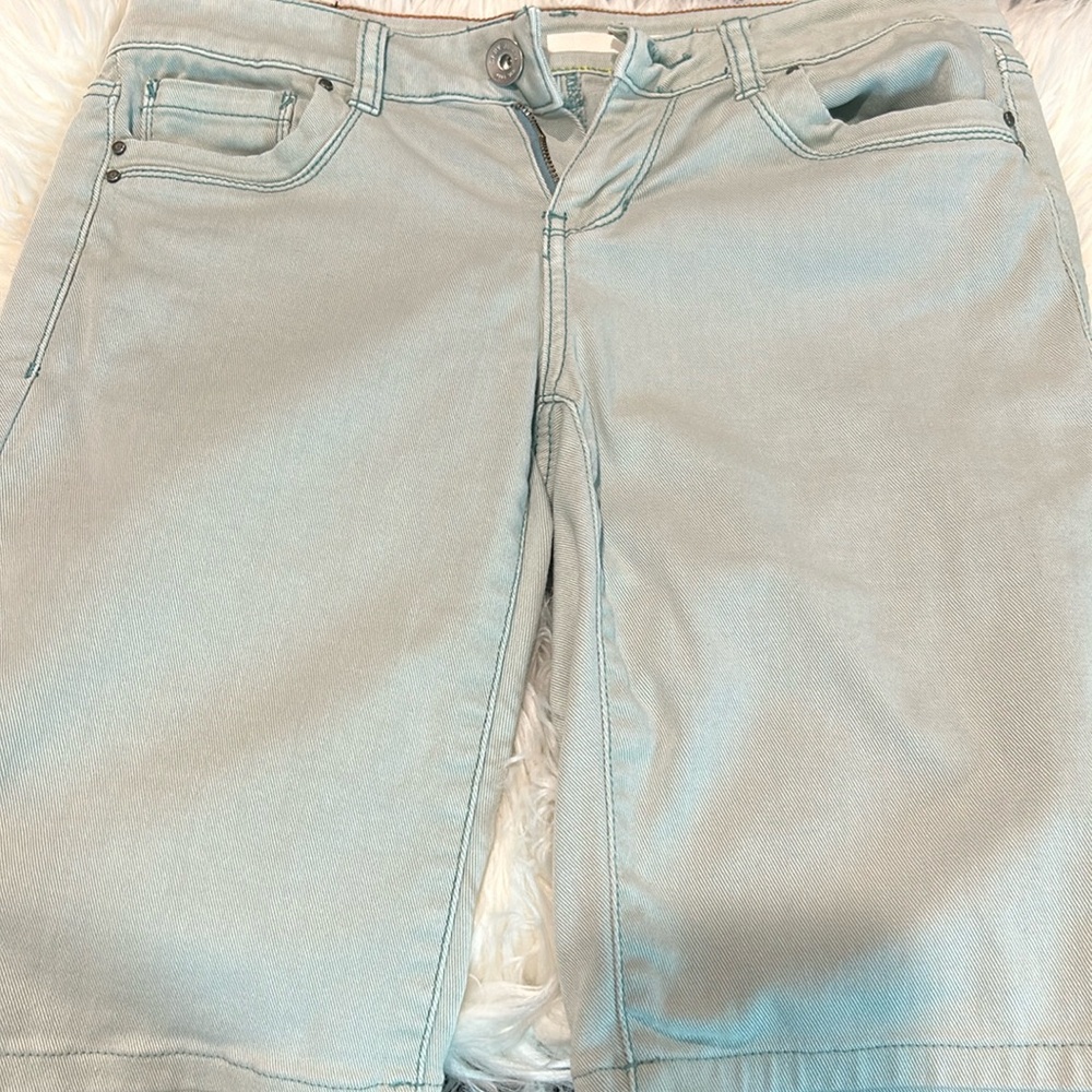 🌸Cute GUC DKNY Light Blue Bermuda Jean Shorts 10.5 inseam Size 6 Style Ludlow